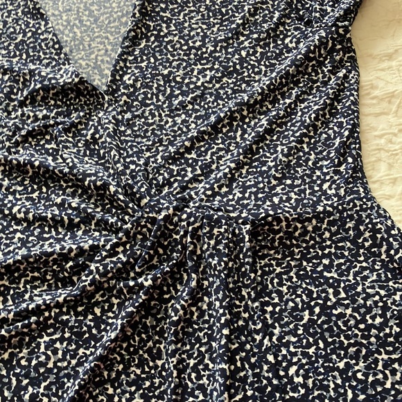 Banana Republic short sleeved faux wrap dress in blue navy black gray and white - Picture 14 of 15